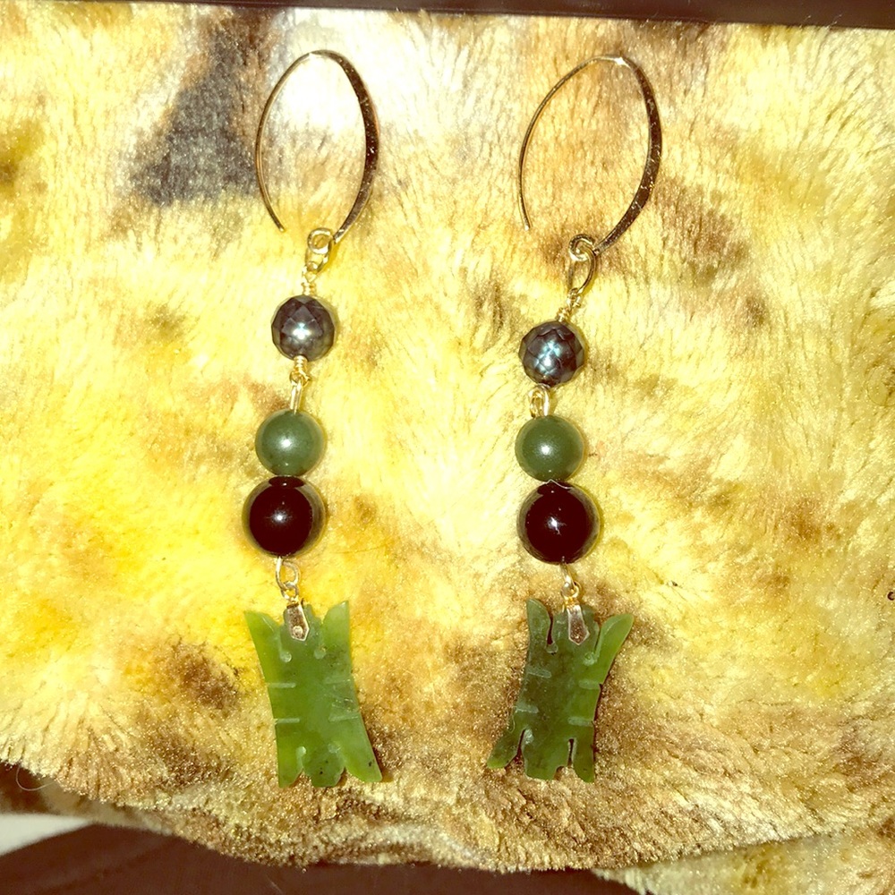 14K Chinese Black Pearl Jade Earrings